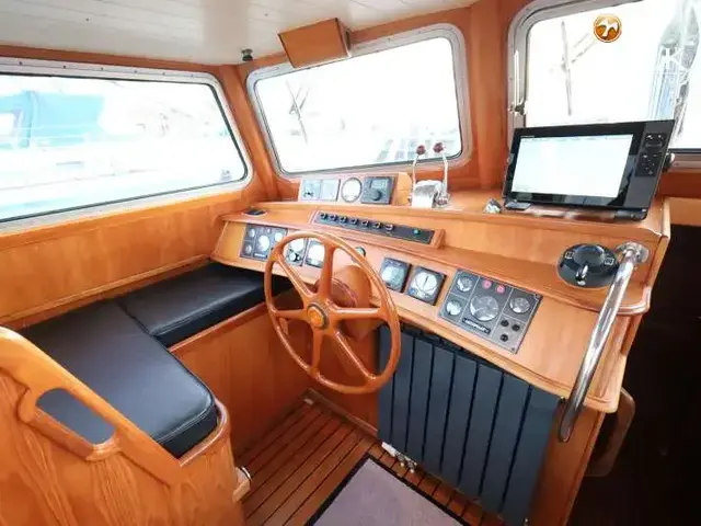 Robert Clark 64 Pilothouse