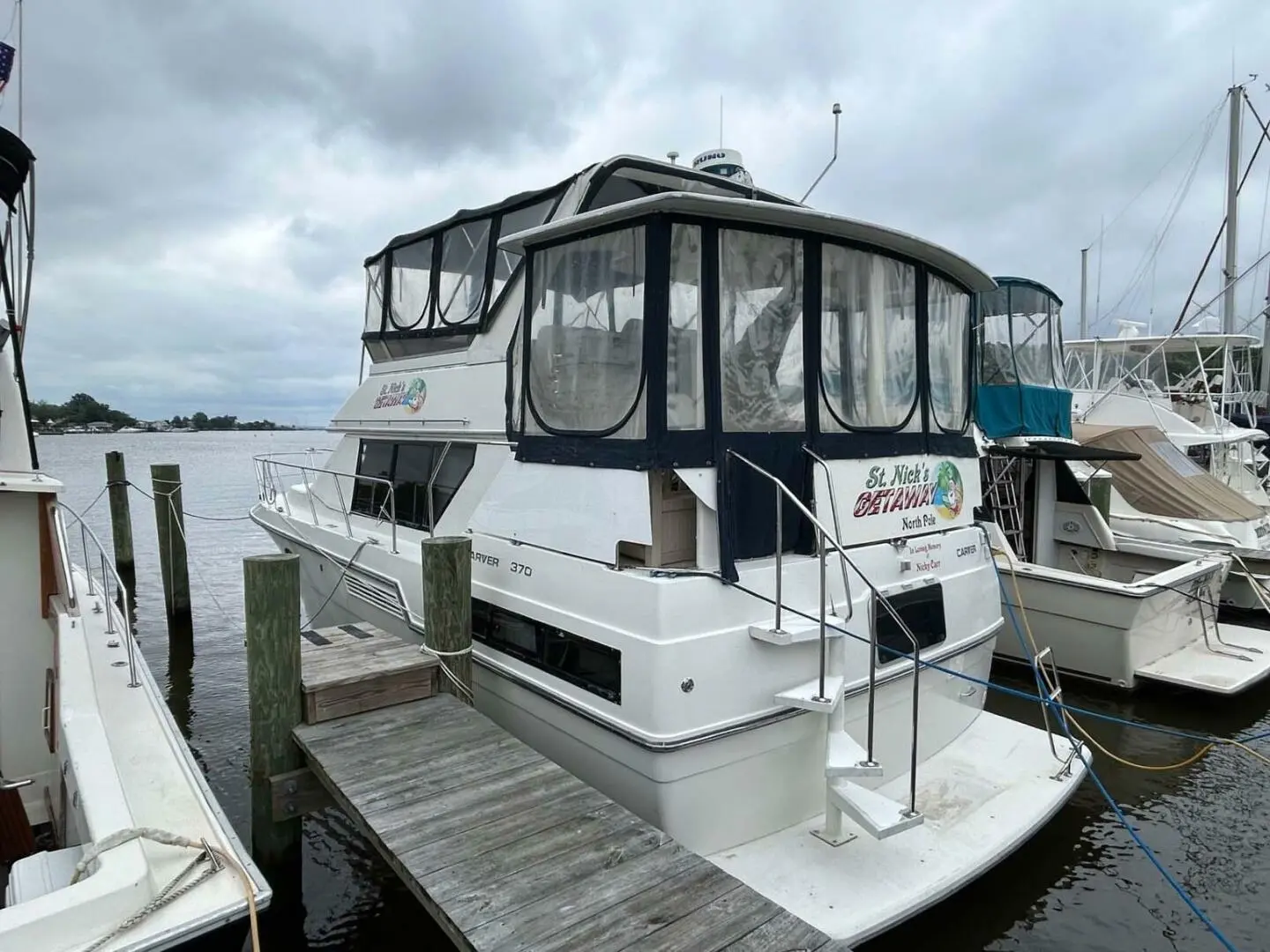 1995 Carver 370 aft cabin