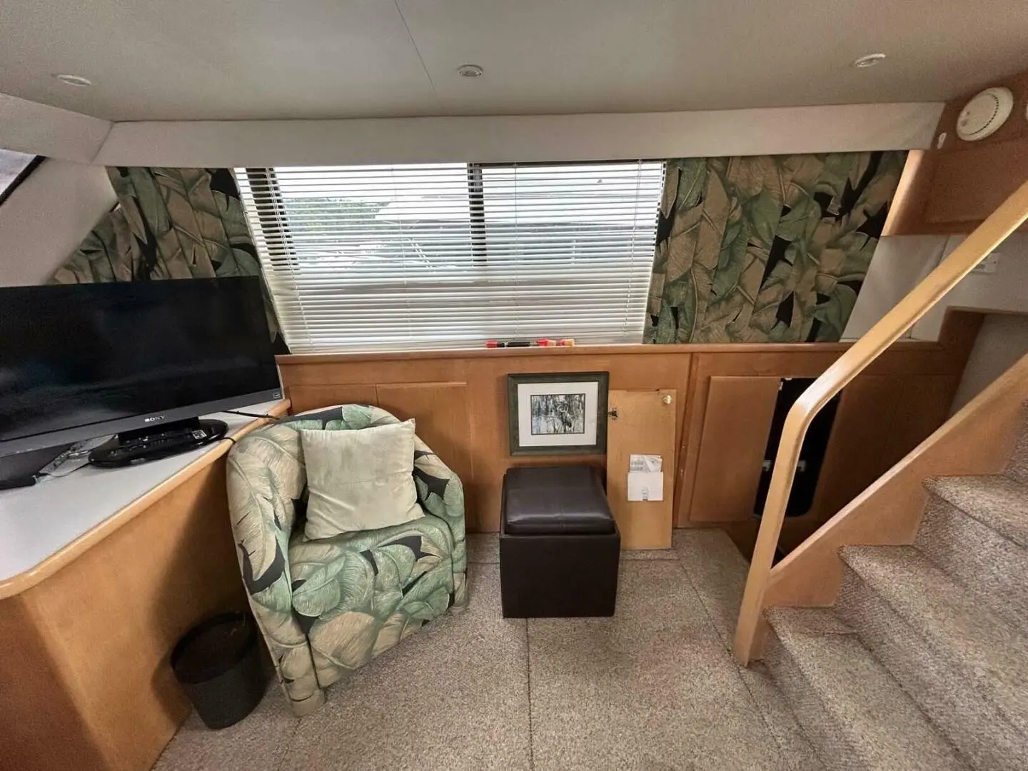 1995 Carver 370 aft cabin