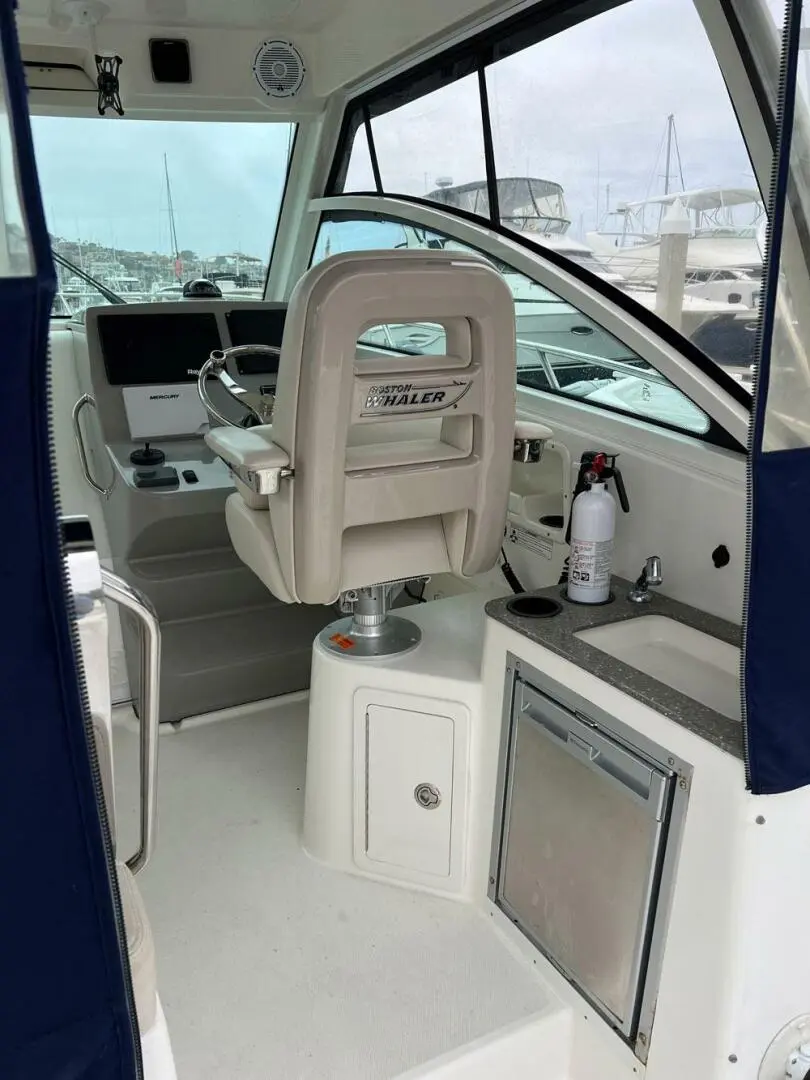 2015 Boston Whaler 315 conquest