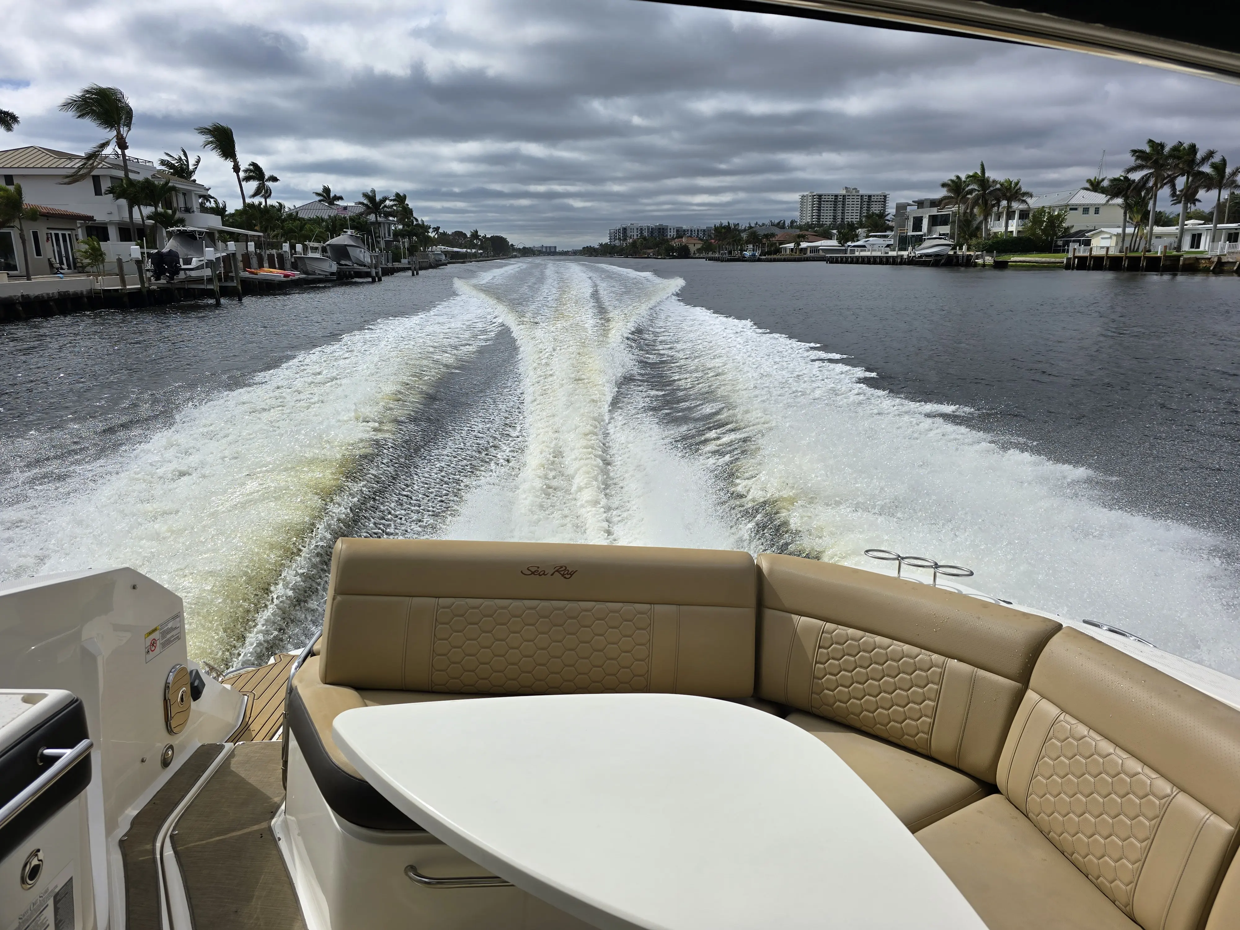 2019 Sea Ray 320 sundancer