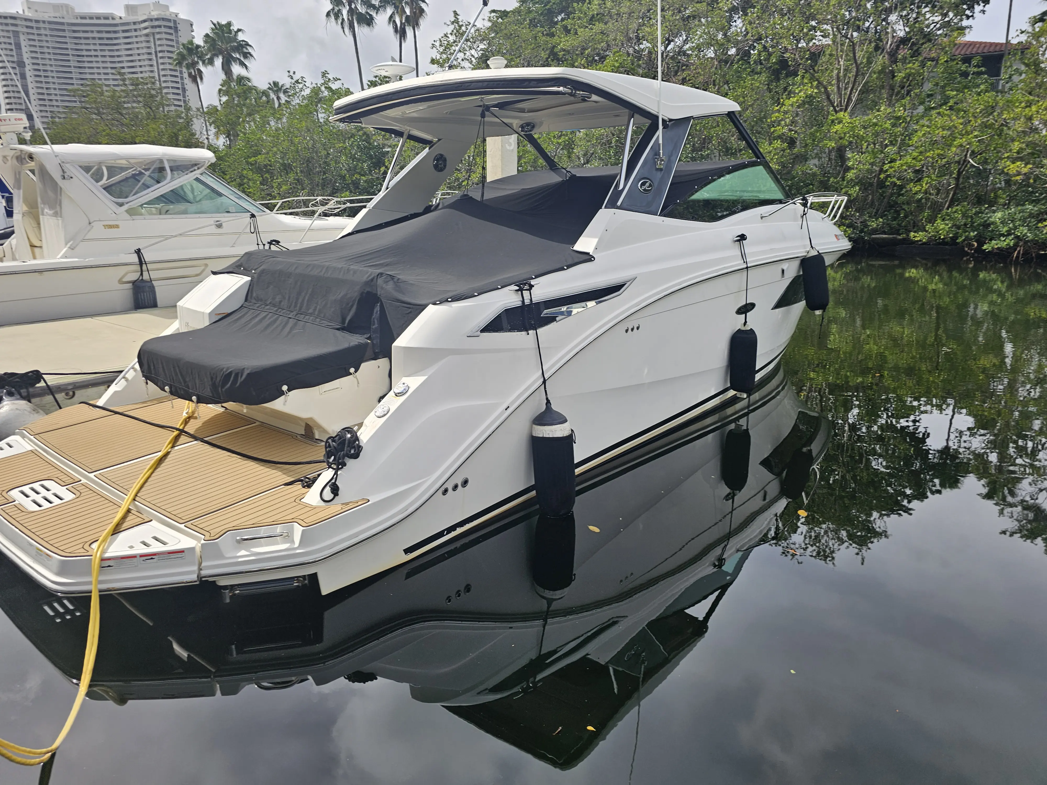 2019 Sea Ray 320 sundancer