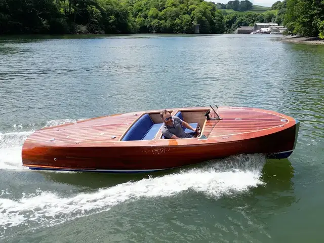 Classic Chris Craft Replica Barrelback 19 Runabout