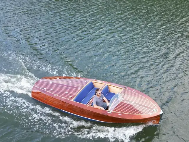 Classic Chris Craft Replica Barrelback 19 Runabout