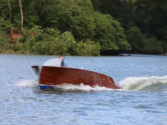 Classic Chris Craft Replica Barrelback 19 Runabout