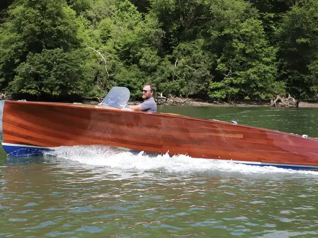 Classic Chris Craft Replica Barrelback 19 Runabout