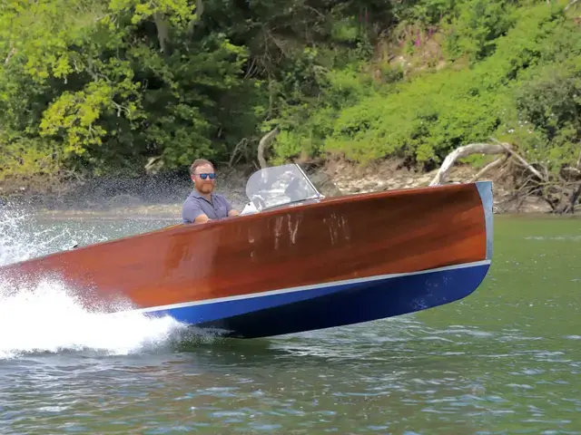 Classic Chris Craft Replica Barrelback 19 Runabout