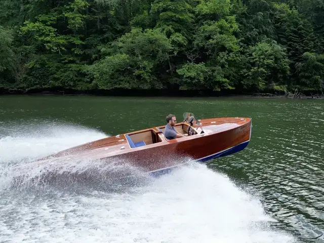 Classic Chris Craft Replica Barrelback 19 Runabout