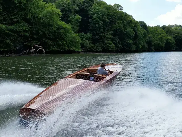 Classic Chris Craft Replica Barrelback 19 Runabout