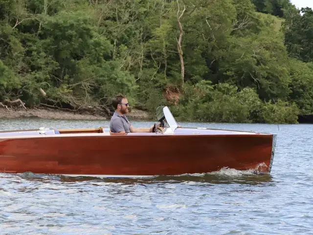 Classic Chris Craft Replica Barrelback 19 Runabout