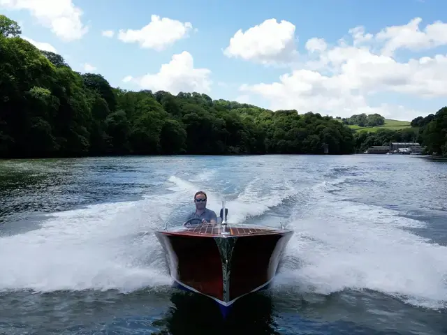 Classic Chris Craft Replica Barrelback 19 Runabout