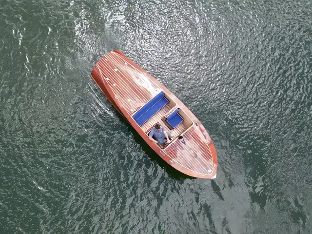 Classic Chris Craft Replica Barrelback 19 Runabout