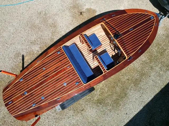 Classic Chris Craft Replica Barrelback 19 Runabout