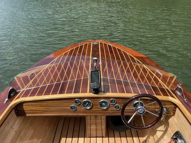 Classic Chris Craft Replica Barrelback 19 Runabout