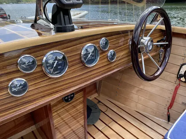 Classic Chris Craft Replica Barrelback 19 Runabout