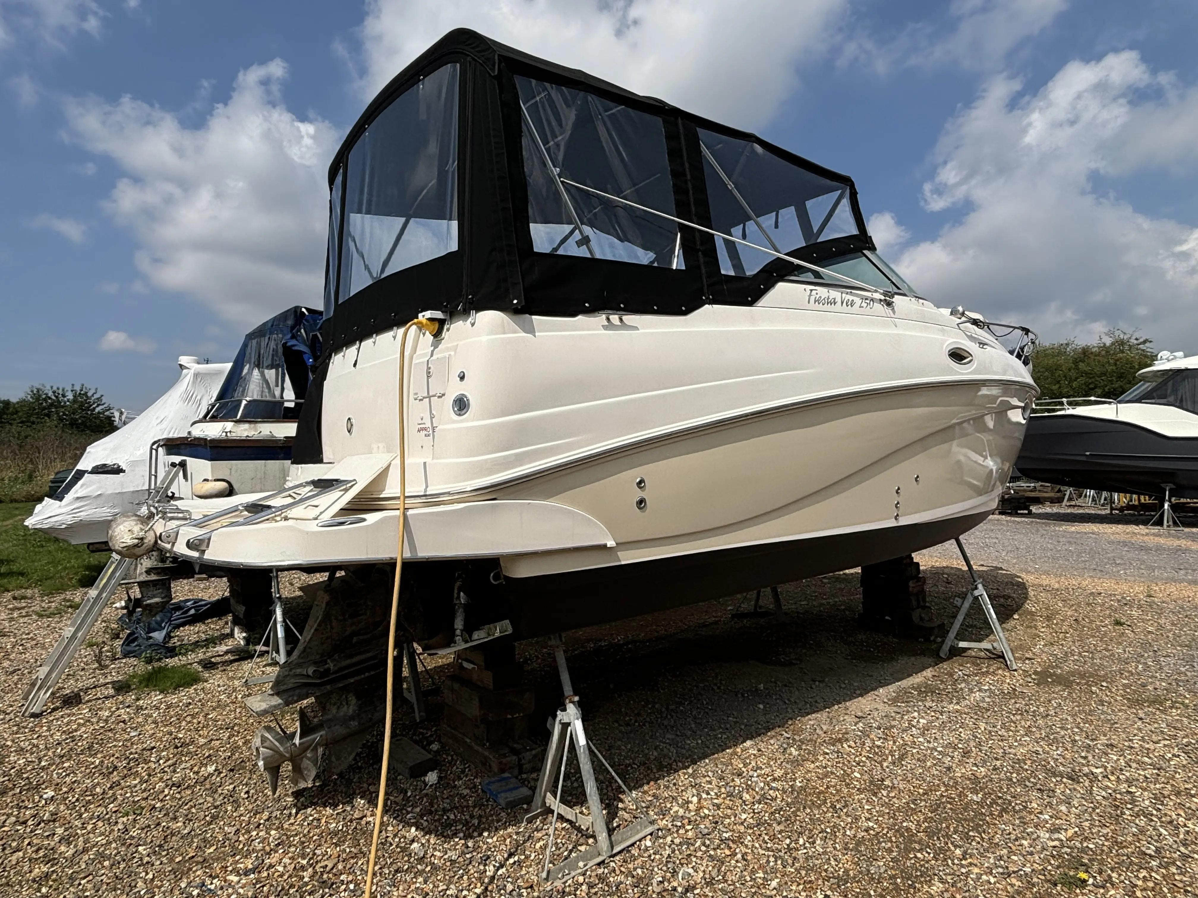 2007 Rinker 250 fiesta vee