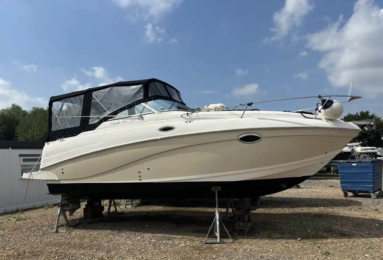 Rinker 250 Fiesta Vee