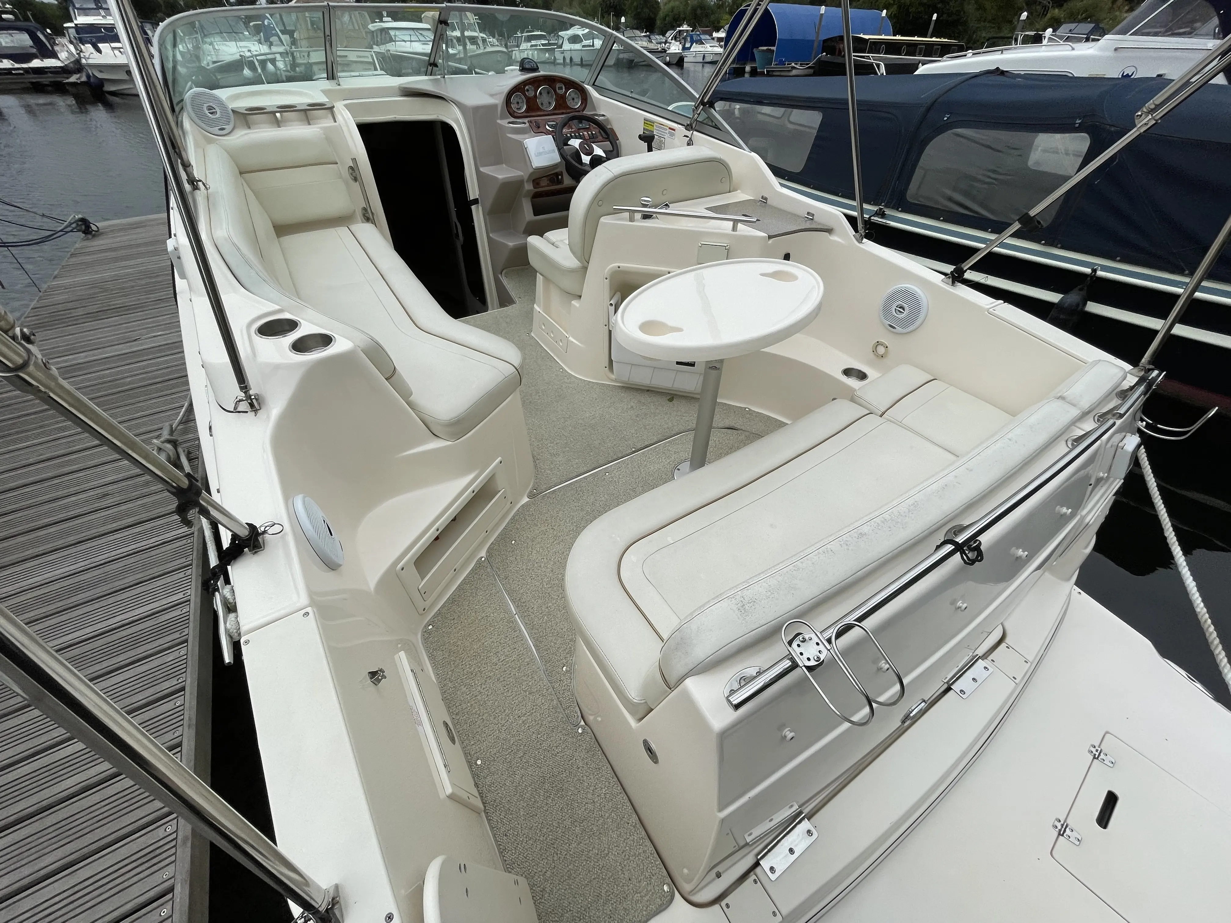 2007 Rinker 250 fiesta vee