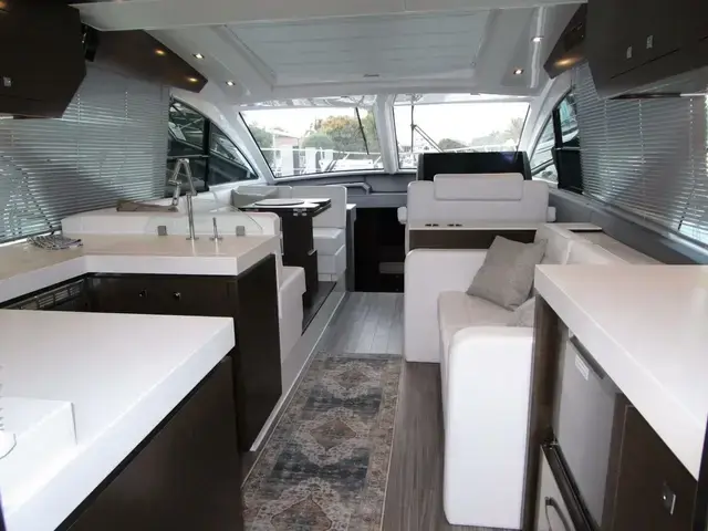 Cruisers Yachts 54 Cantius