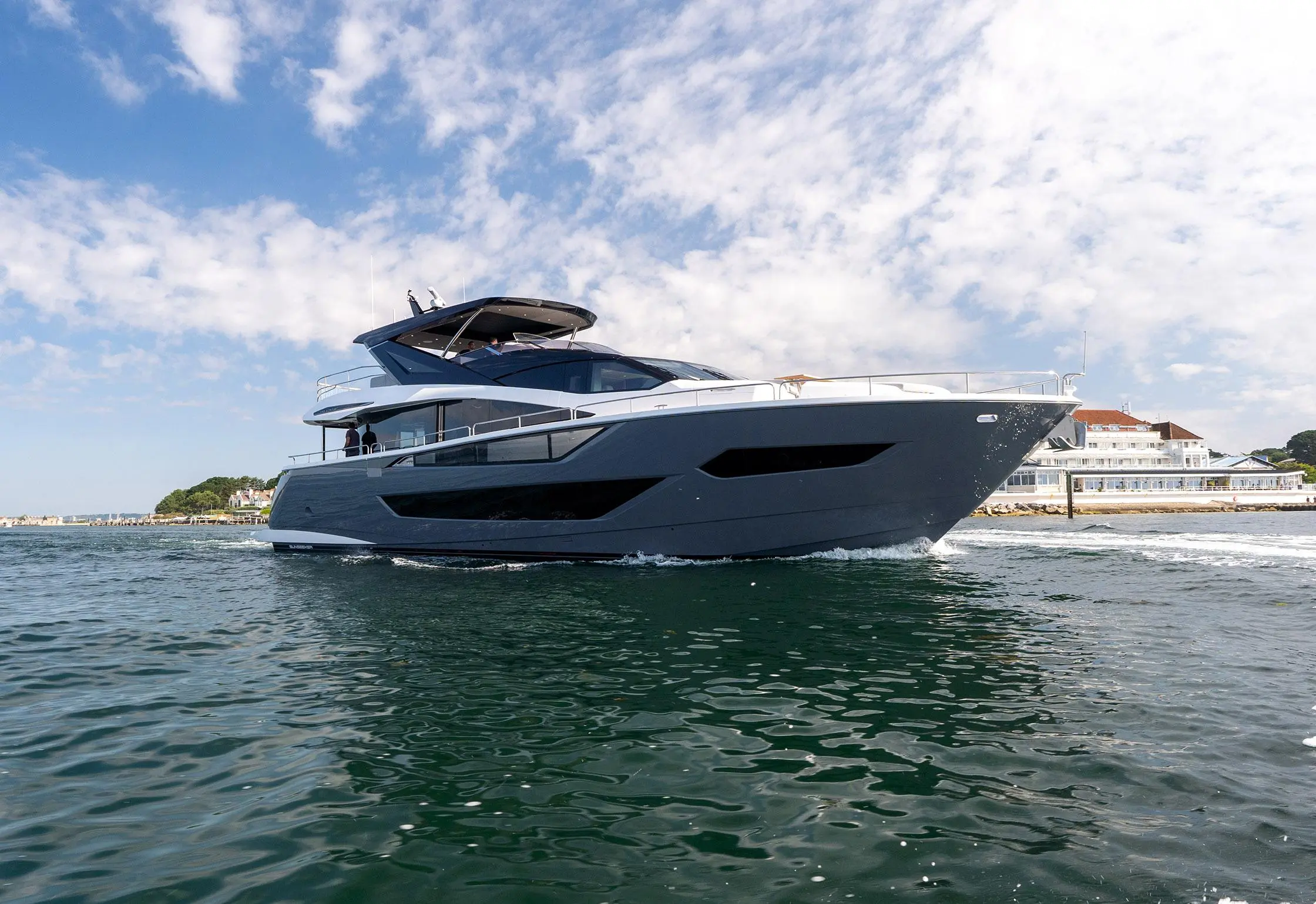 2024 Sunseeker 88 yacht