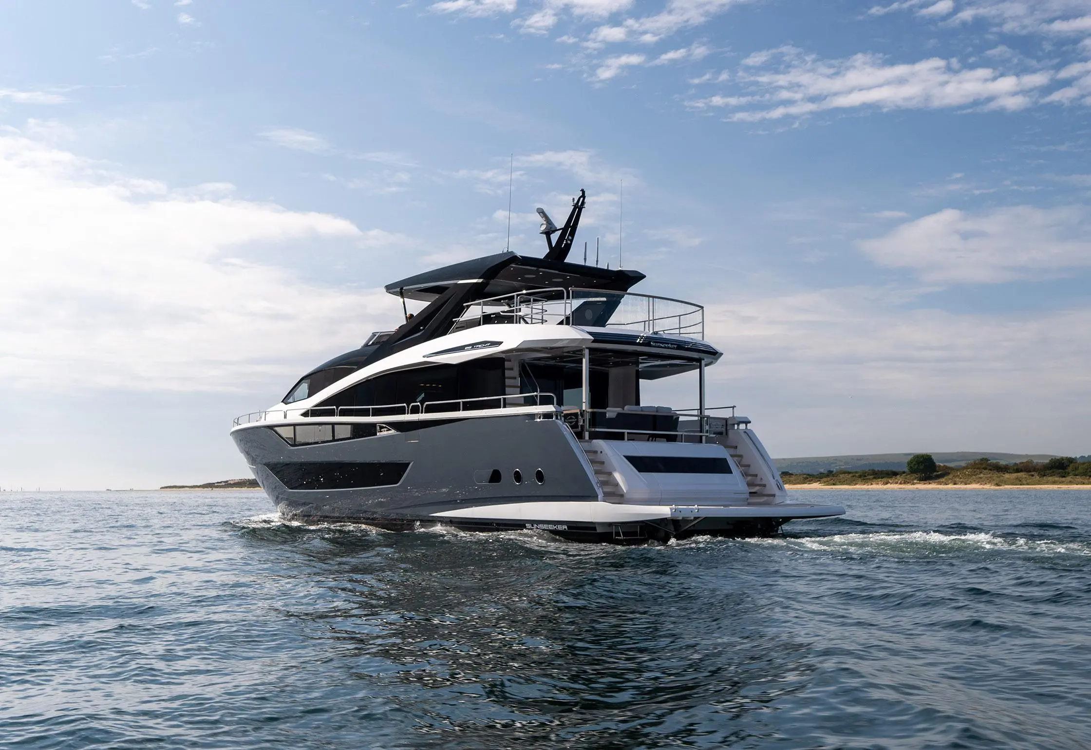 2024 Sunseeker 88 yacht