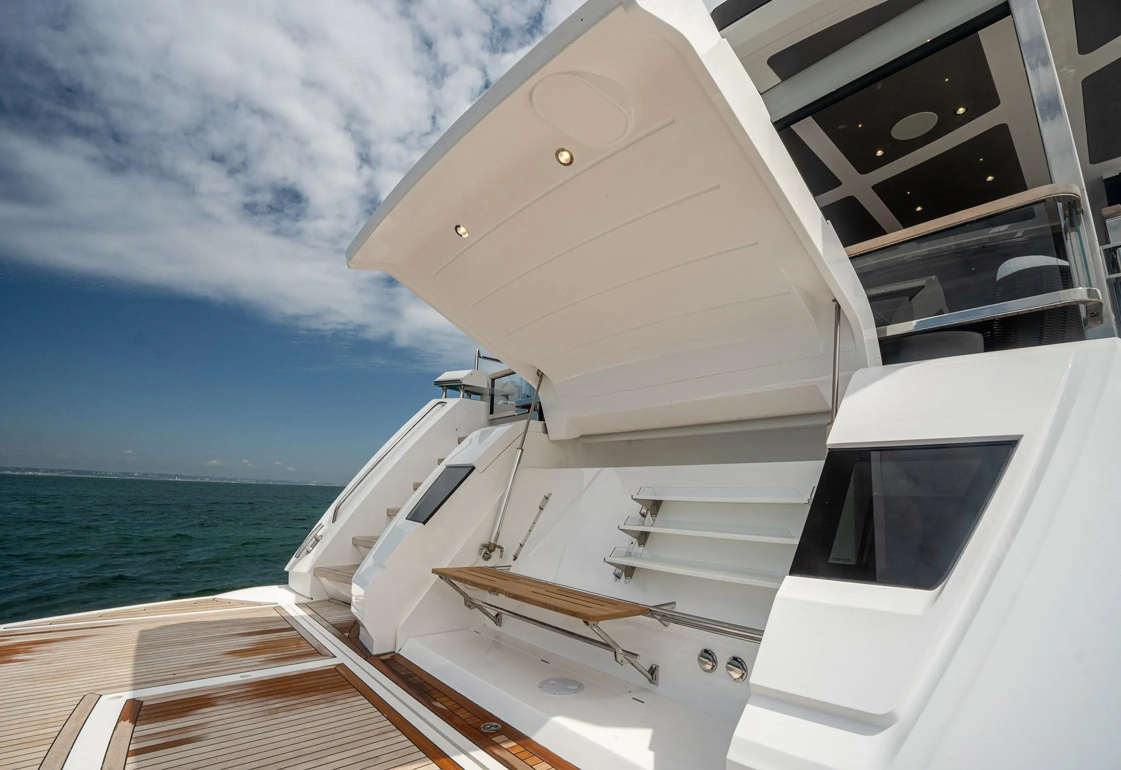 2024 Sunseeker 88 yacht