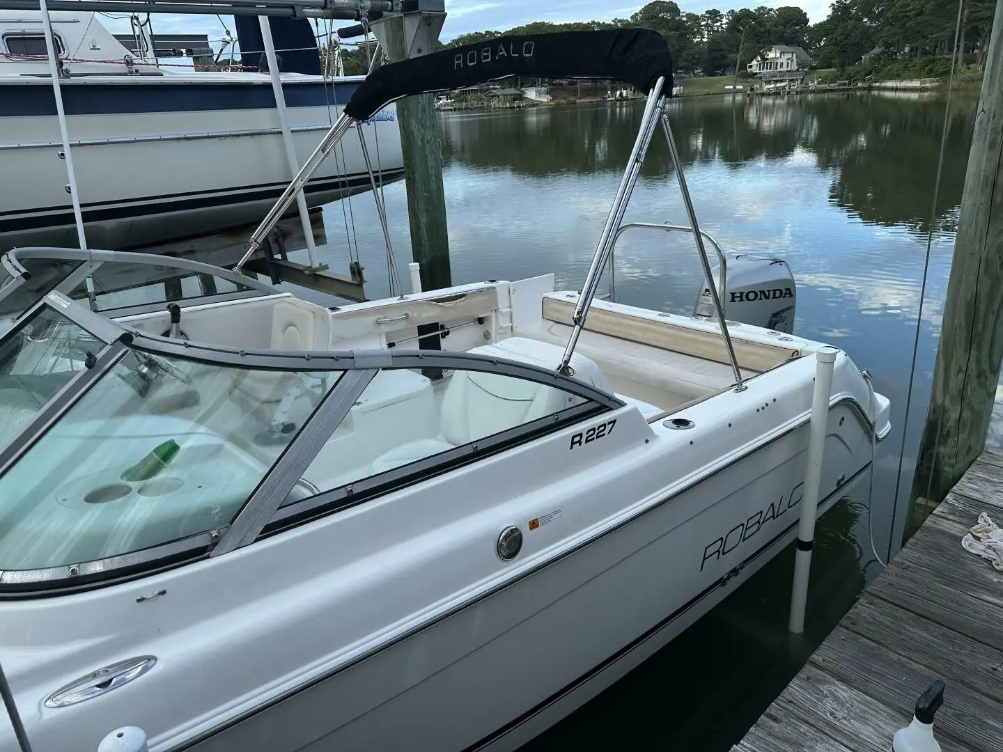 2005 Robalo 227