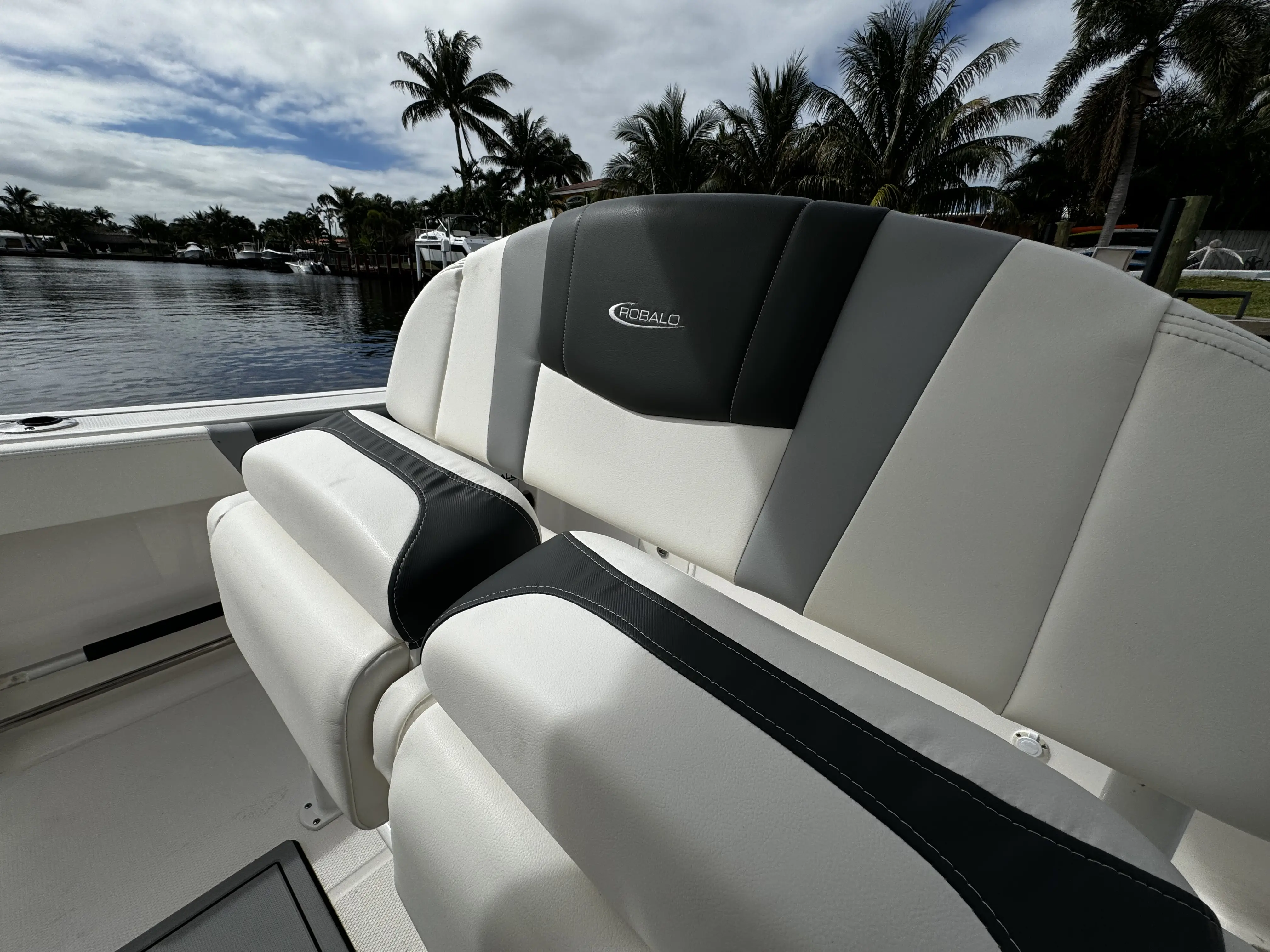 2022 Robalo r 230