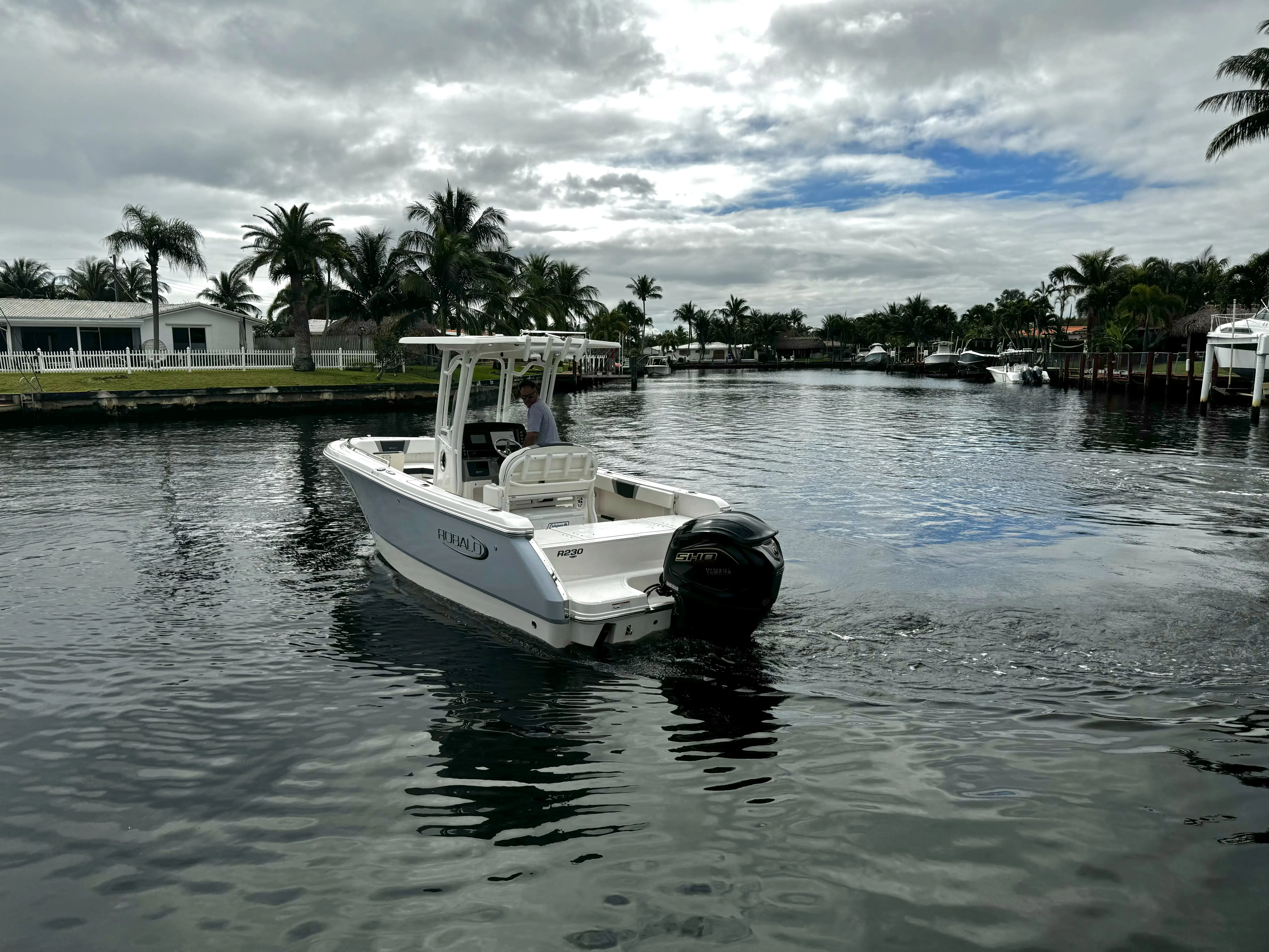 2022 Robalo r 230