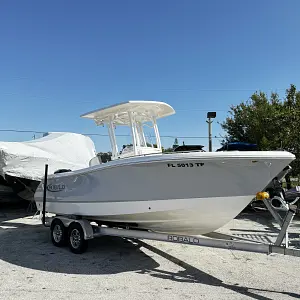 2022 Robalo R 230