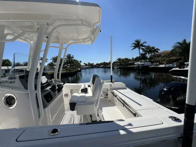 Robalo R 230