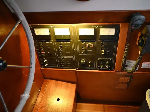 Pearson Pilothouse 365