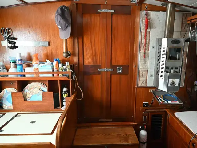 Pearson Pilothouse 365