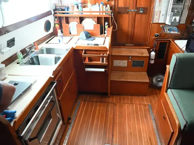 Pearson Pilothouse 365