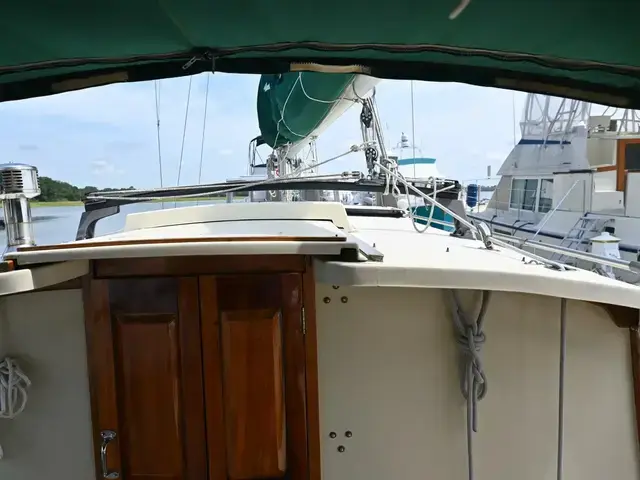 Pearson Pilothouse 365