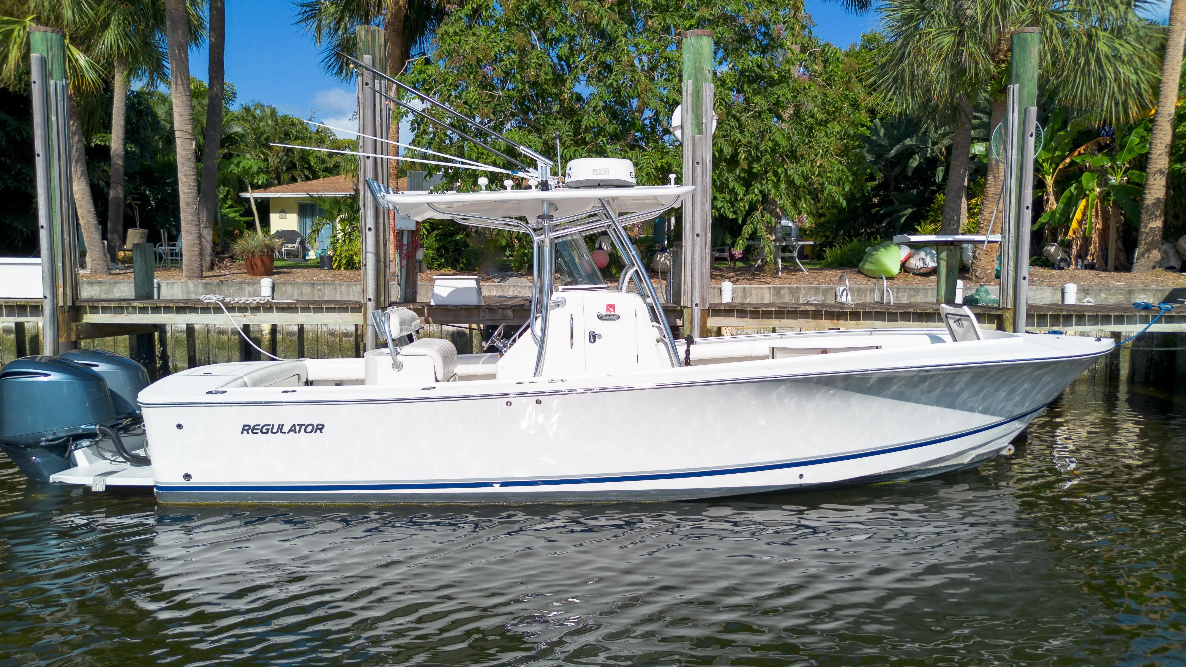 2011 Regulator 28'