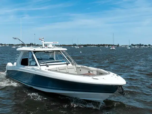 Boston Whaler 380 Realm