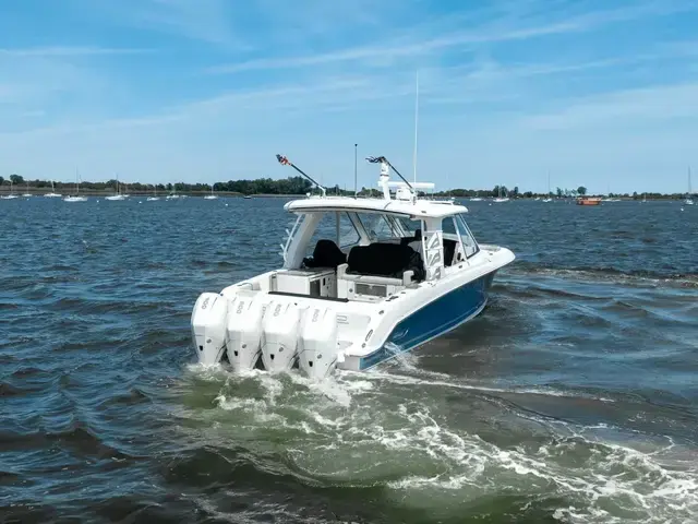 Boston Whaler 380 Realm