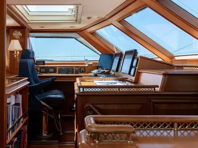 ROYAL HUISMAN 132