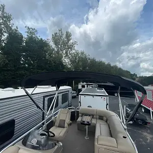 2021 Tracker Boats Party Barge 20 DLX