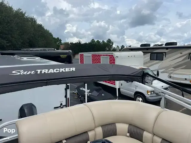 Tracker Party Barge 20 Dlx