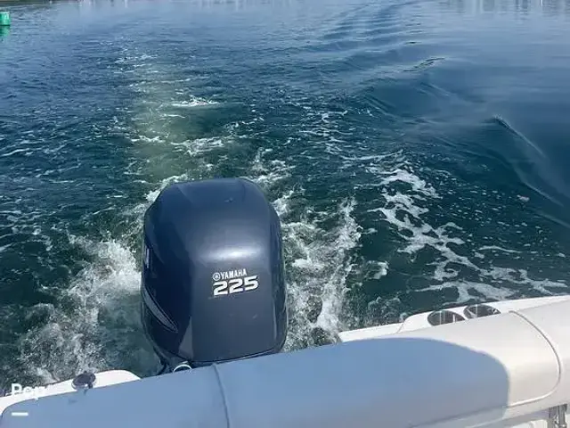 Robalo R225 Walkaround