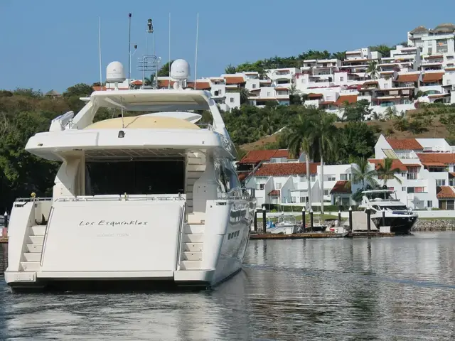 Ferretti Yachts 881