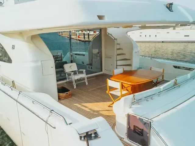 Ferretti Yachts 881