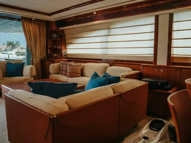 Ferretti Yachts 881