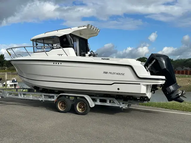 Parker Boats 700 PILOTHOUSE