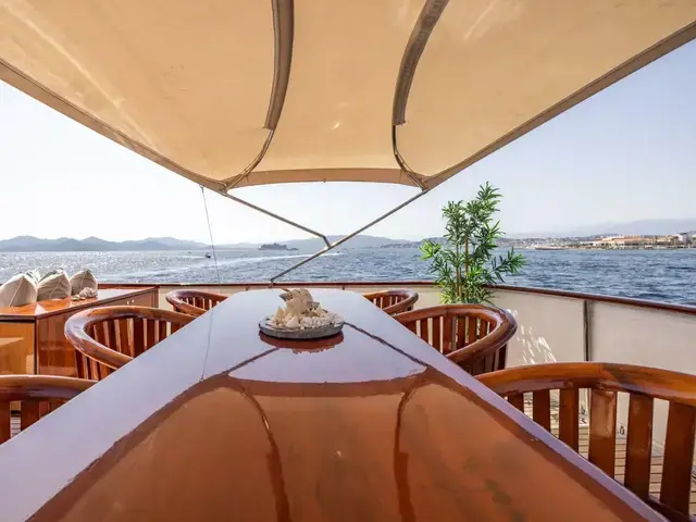 Feadship Classic Canoe Stern