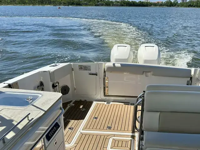 Boston Whaler 320 Vantage