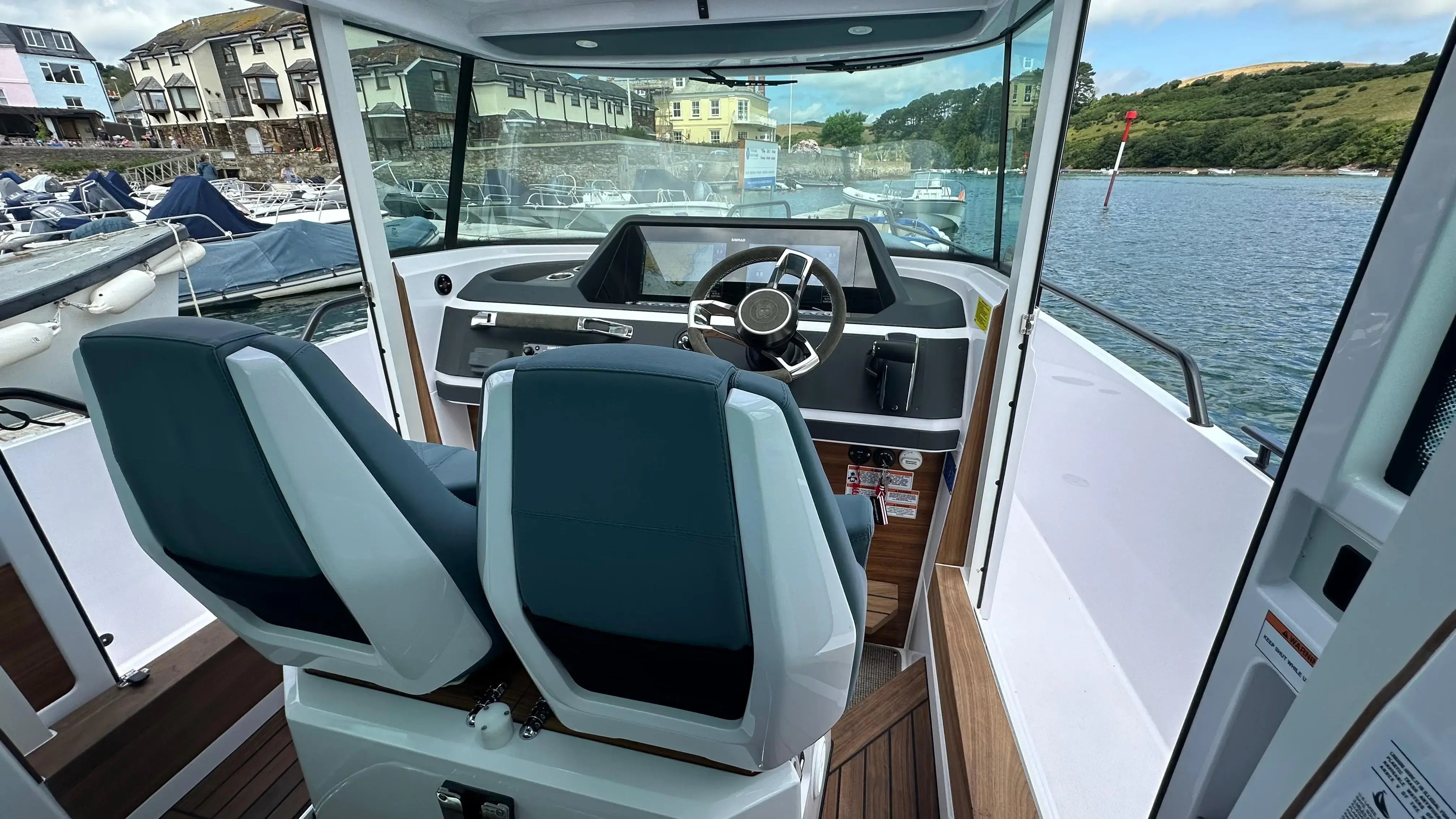 2023 Axopar 28 cabin