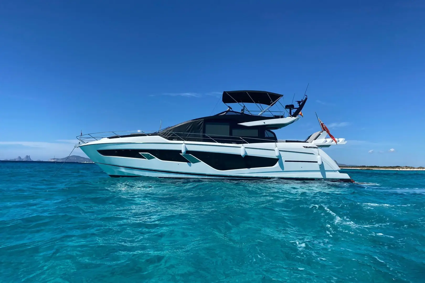 2022 Sunseeker 65 sport yacht